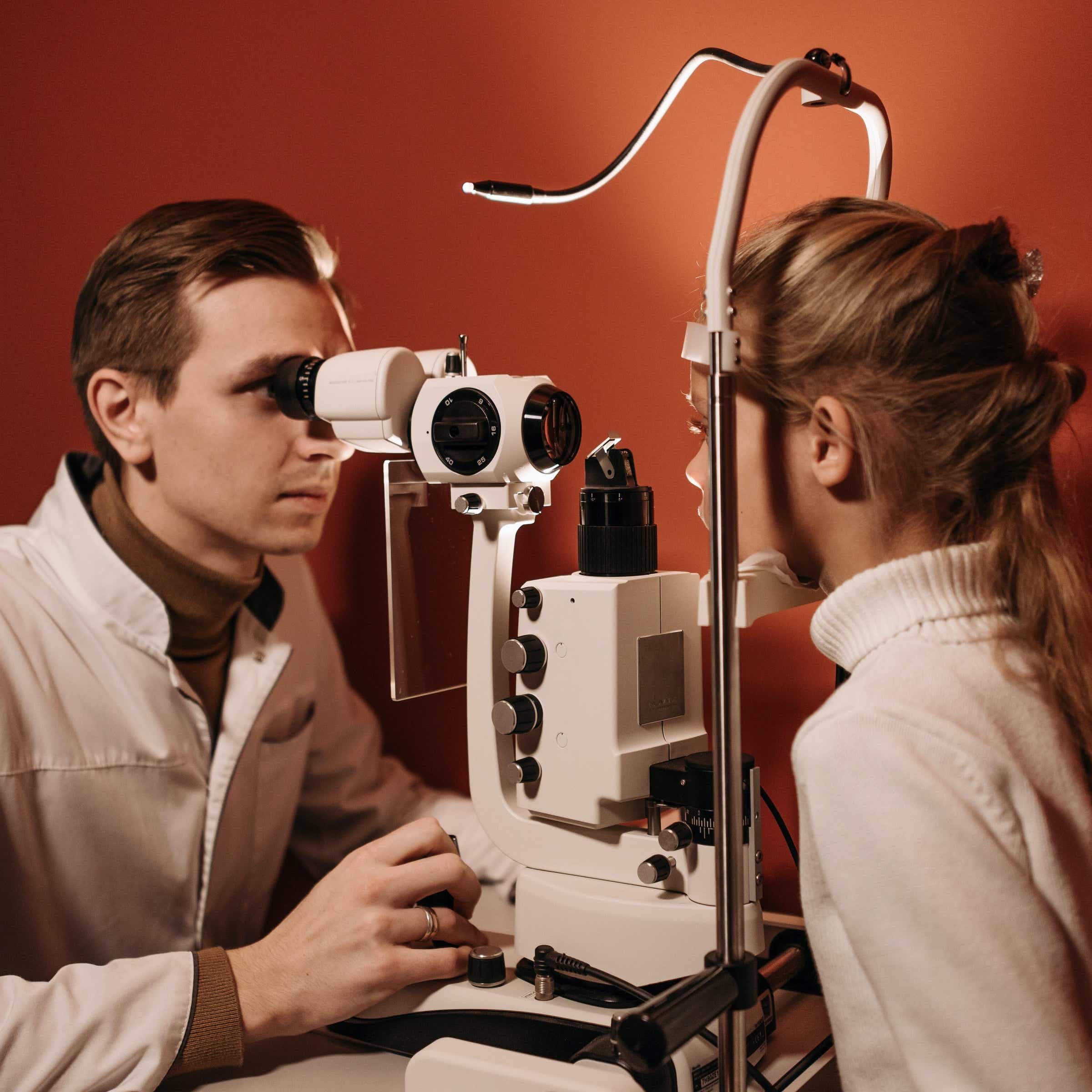 ophthalmologist-job-responsibilities